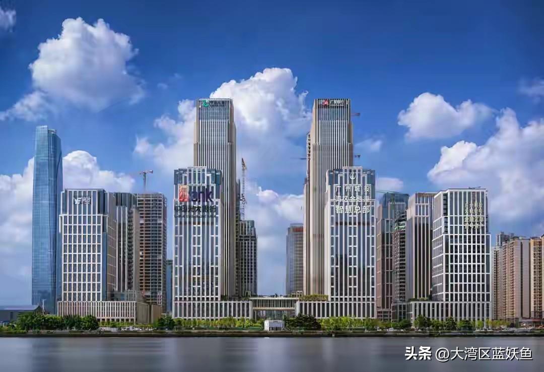 2026年的广州，像块被掰开的石榴，果肉里藏着不一样的籽。
 
珠江新城那块地拍