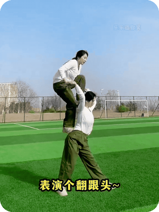 虽然最后翻车了，这俩妹子还是有点技术的！就光站到一个人肩膀上这点，多少人都做不到
