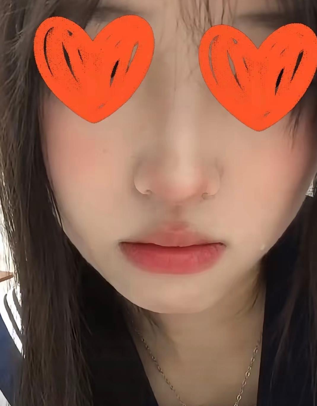 一个女大学生对着镜头哭诉生活费不够，转身就把爸妈多给的五百块花在了口红和裙子上。