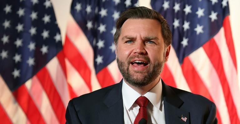 马斯克押注副总统接棒特朗普，共和党换人不变政，2028选举暗藏玄机。
马斯克在1