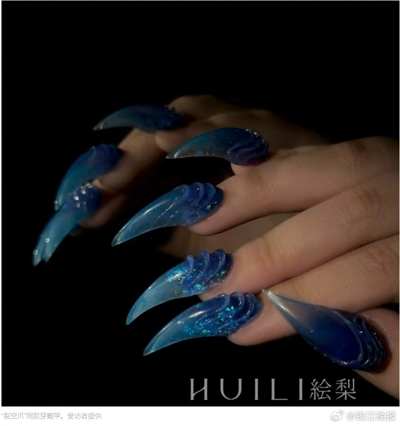 #美甲店赶制敖闰裂空爪同款穿戴甲#【《哪吒2》效应持续释放，姑姑“裂空爪”火了，