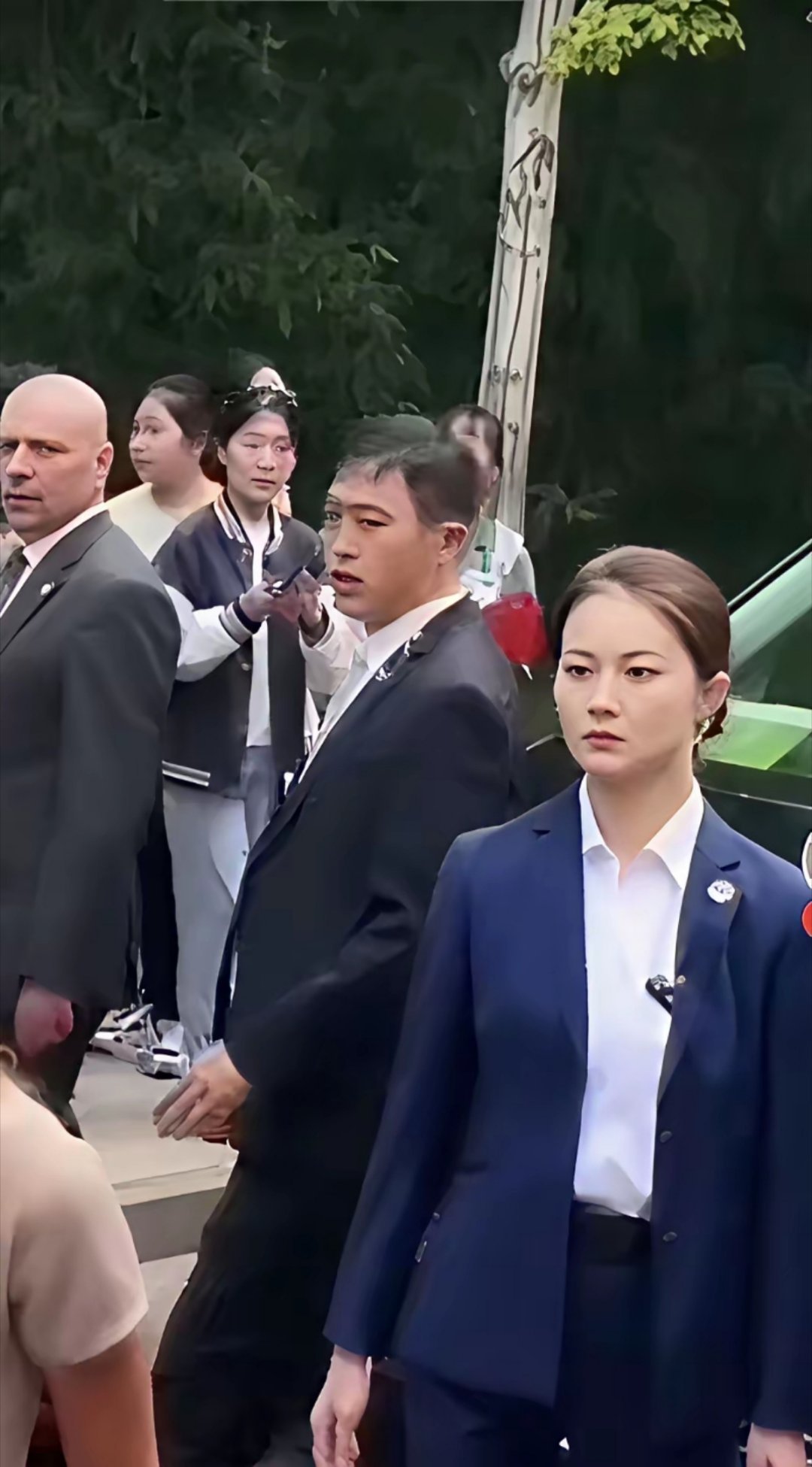 中国不允许个人和机构团体拥有枪械弹药！携带刀具也违法！中国的安保比较严谨敬业专业