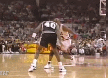 乔丹晃过对手后钻入人群中拉杆命中！