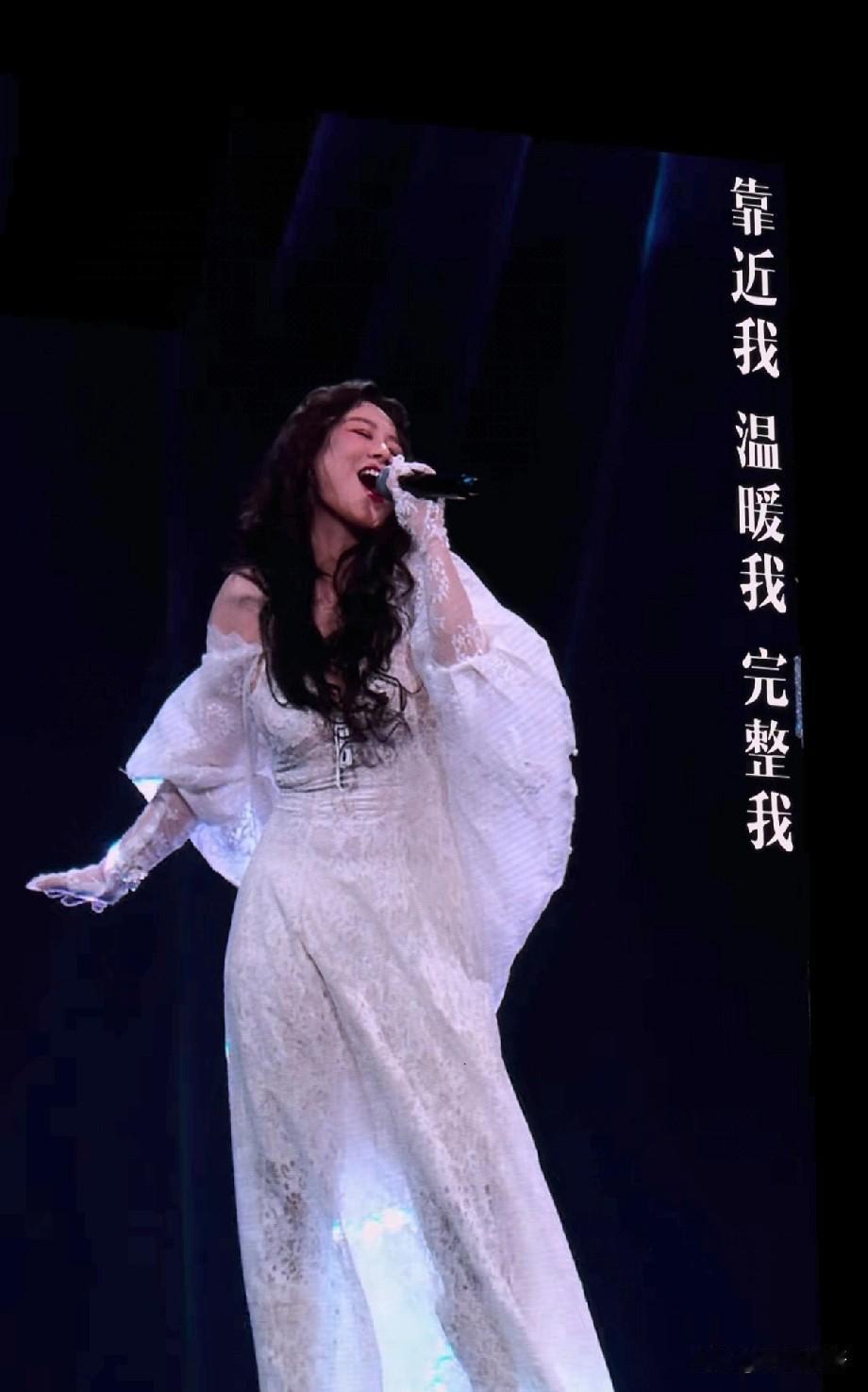 哇塞，第一次看马思纯唱歌，不是歌手但是唱起歌来跟她一样明媚，好美好美真的！完全妈