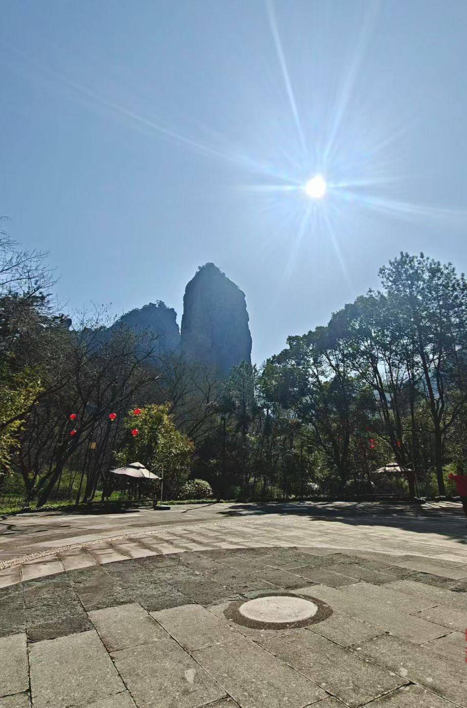 记录我的2026日光在蓝天里迸出银亮的芒，青山如沉默的巨人立在树影间，红盏轻轻晃