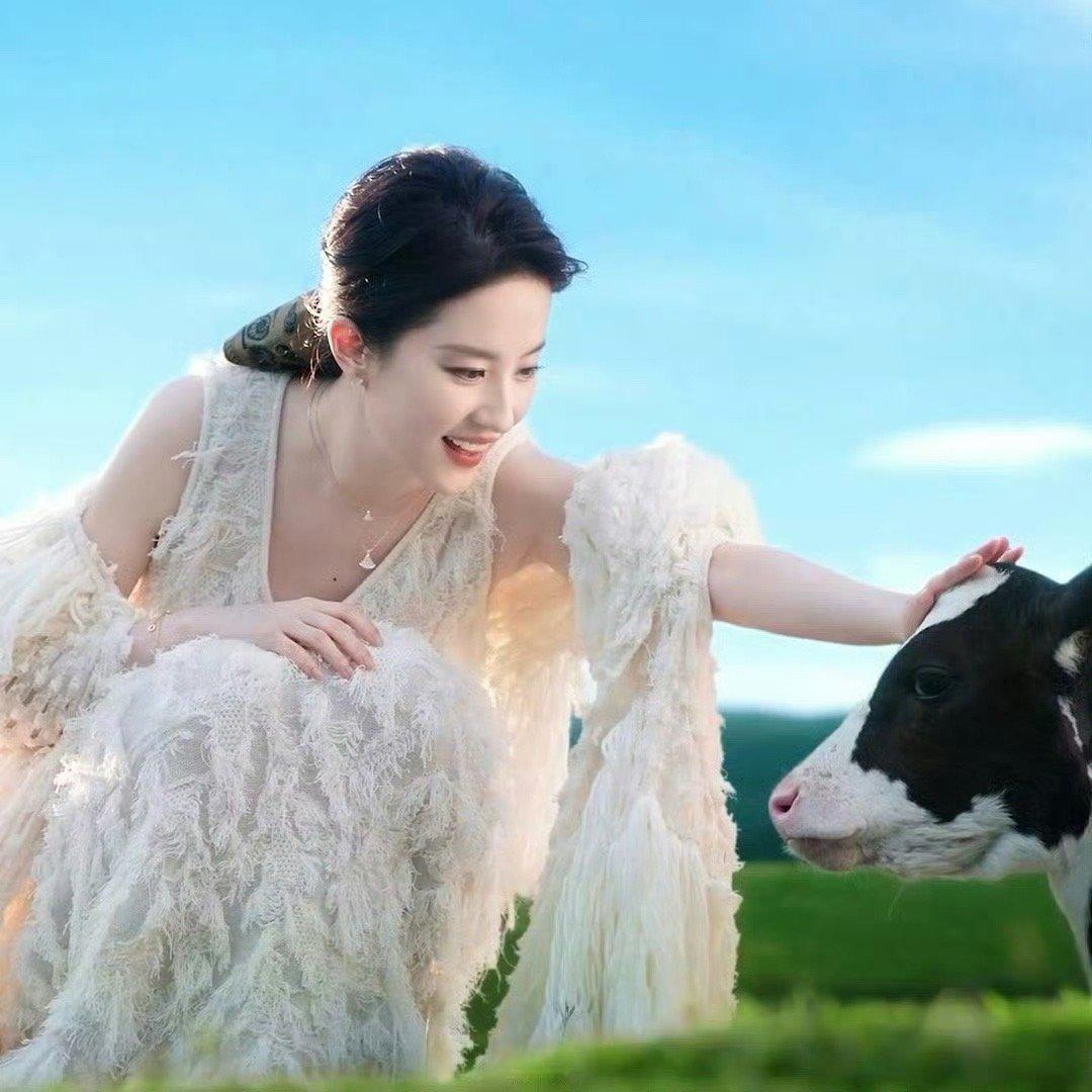 刘亦菲 刘亦菲真的就是迪士尼公主，那种会跟动物说话的，明媚小太阳 