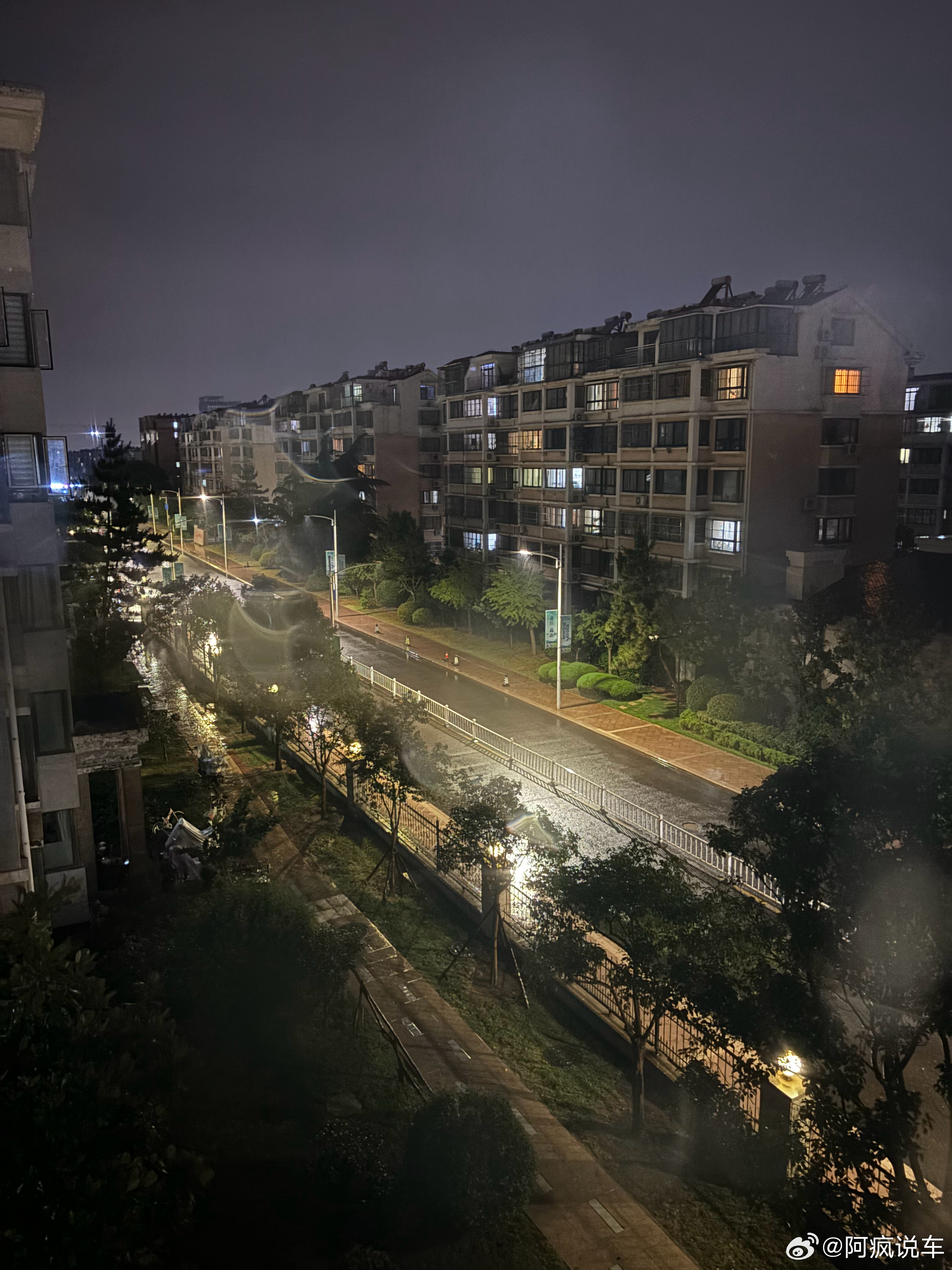 青岛暴雨，刚才那会下的是真的大，风刮着，还有闪电，再加上瓢泼大雨。刚才还忘了关窗