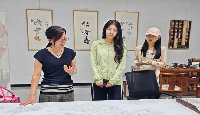 秦岭笑谈 探寻农画古韵，传承非遗新声——曲阜师范大学学子走访日照农民画传承人乔诺