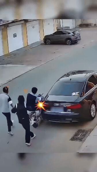 学生骑车剐蹭轿车主动担责，双向善意温暖众人

几名学生骑行电动车过程中，不慎剐蹭