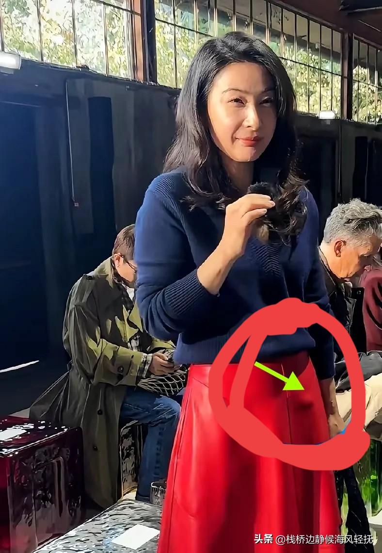 郭晶晶在参加活动时，穿了一件红色的裙子，


网友们议论纷纷，说这红裙子鼓鼓的，