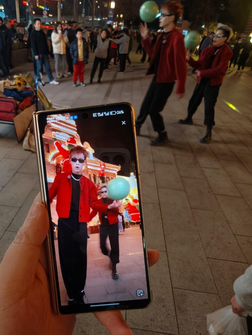 家门口的网红打卡地，遇到网红直播了。