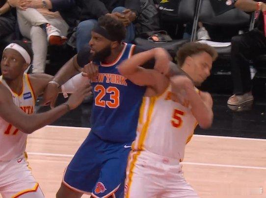 NBA 尼克斯打疯了！半场领先老鹰50分谁看了不想打架！米罗和戴森干架被驱逐了…