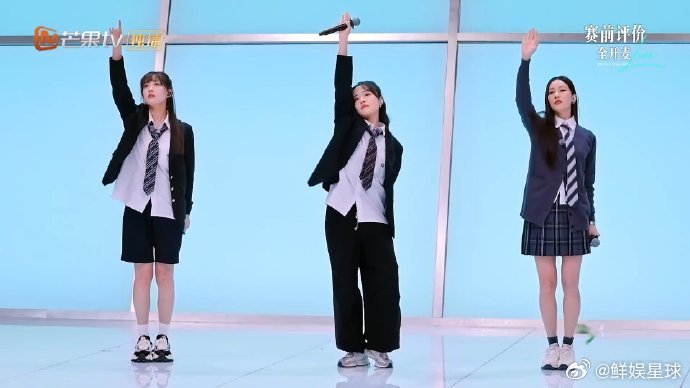 李艺彤[超话]没有如果小考全员穿校服李艺彤她们穿校服唱《没有如果》，不仅好听，还