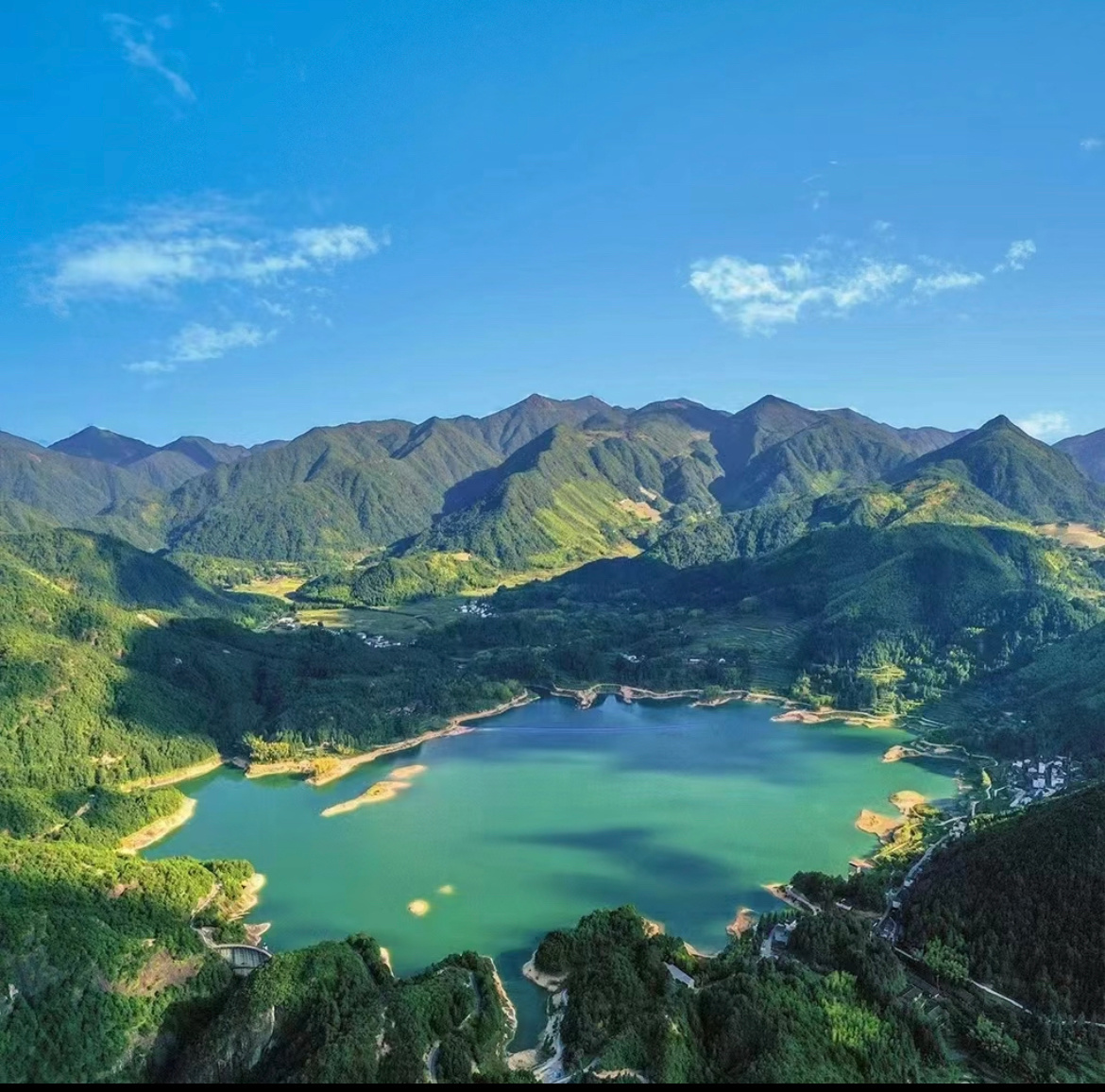 风生水起中的聚宝盆地形是什么样的？“汭”（读：rui，第四声）形地貌就是聚宝盆。