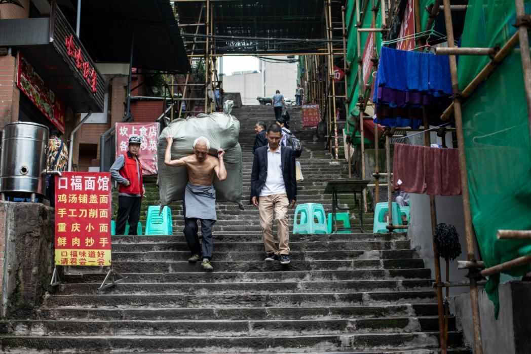 中国经济的不振是由内外因素共同着力构成的，要看到全球经济低迷，中美竞争激烈，在贸