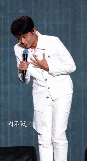 李克勤开演唱会，居然迟了俩钟头。一哥们儿冲上台，连续近20首歌，硬是把场子给救了