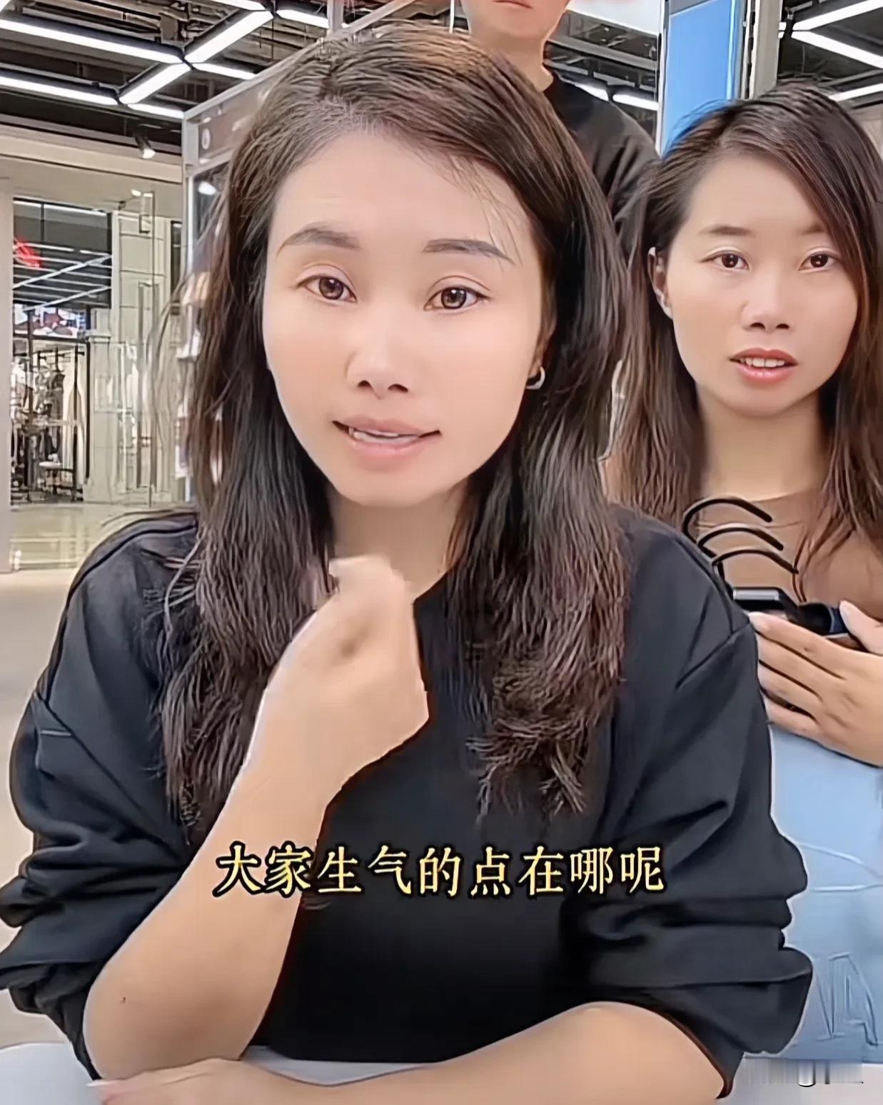 杨妞花直播带货
不少人跑到直播间骂她
她用三个自问自答解决尴尬，尽显高情商
杨妞