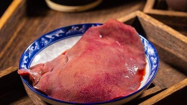 在日常饮食中，猪肝一直被认为是一种营养丰富的食物，富含维生素A、铁和蛋白质，很多