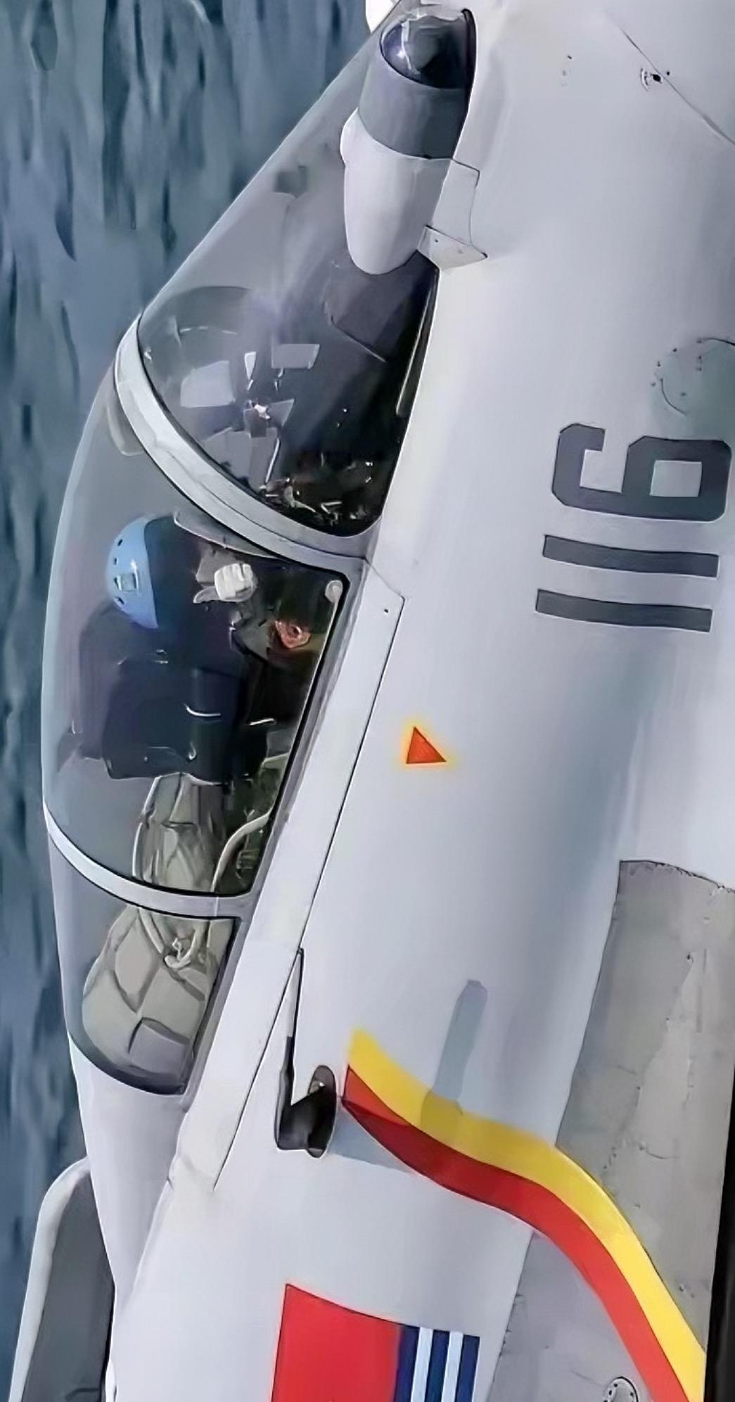 歼10C遭遇外机挑衅这事太提气了！3月27日，特级飞行员武辉驾驶歼10C在南海巡