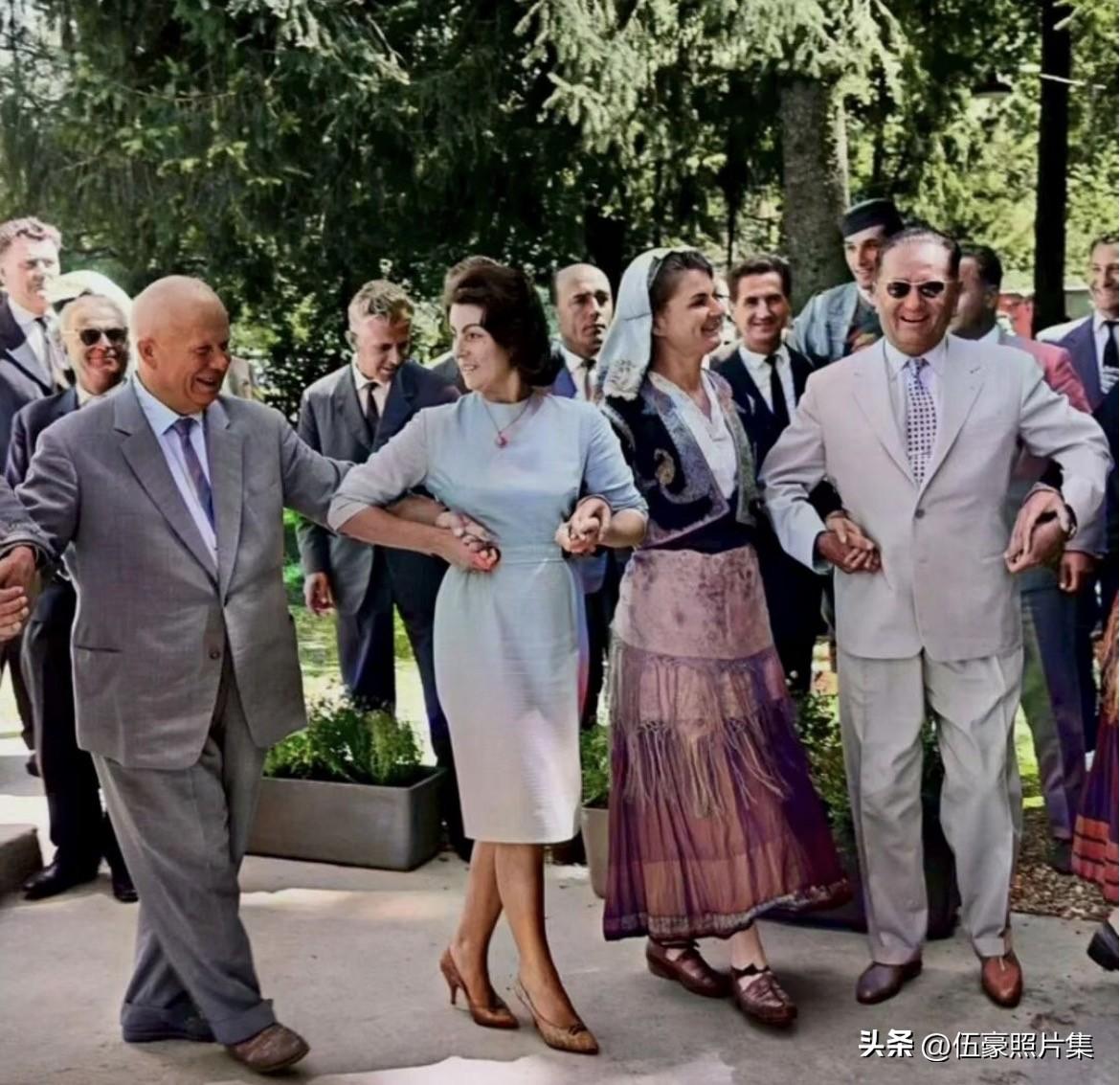 1963年，苏联领导人尼基塔·赫鲁晓夫访问南斯拉夫期间，与总统约瑟普·布罗兹·铁