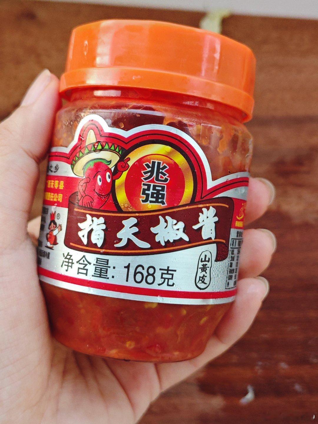 东北有自己的轻食品种锦州的干豆腐真好吃老干妈送的这个辣椒酱好好吃，有五个味儿，就