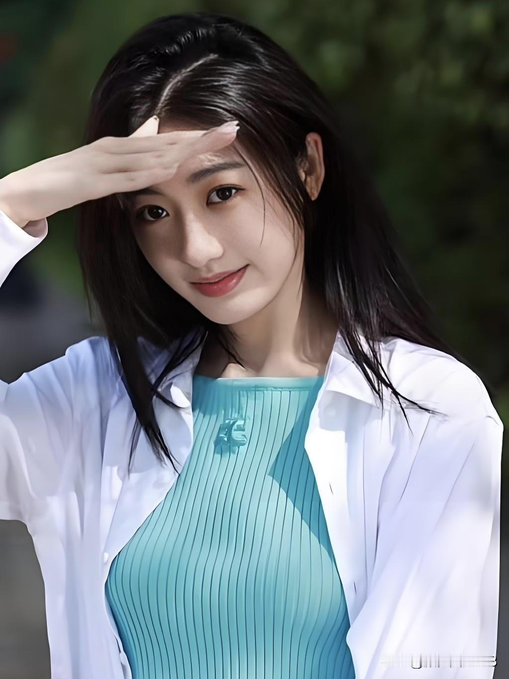 孙乐言：镜头前的她，眼波流转间是专业与温柔的交响，一颦一笑皆成风景，用声音点亮每