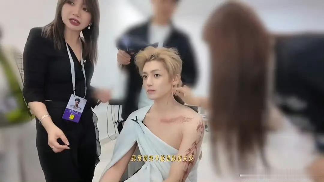 网友说侯明昊和网红小澈很像，他现在怎么变成这样了