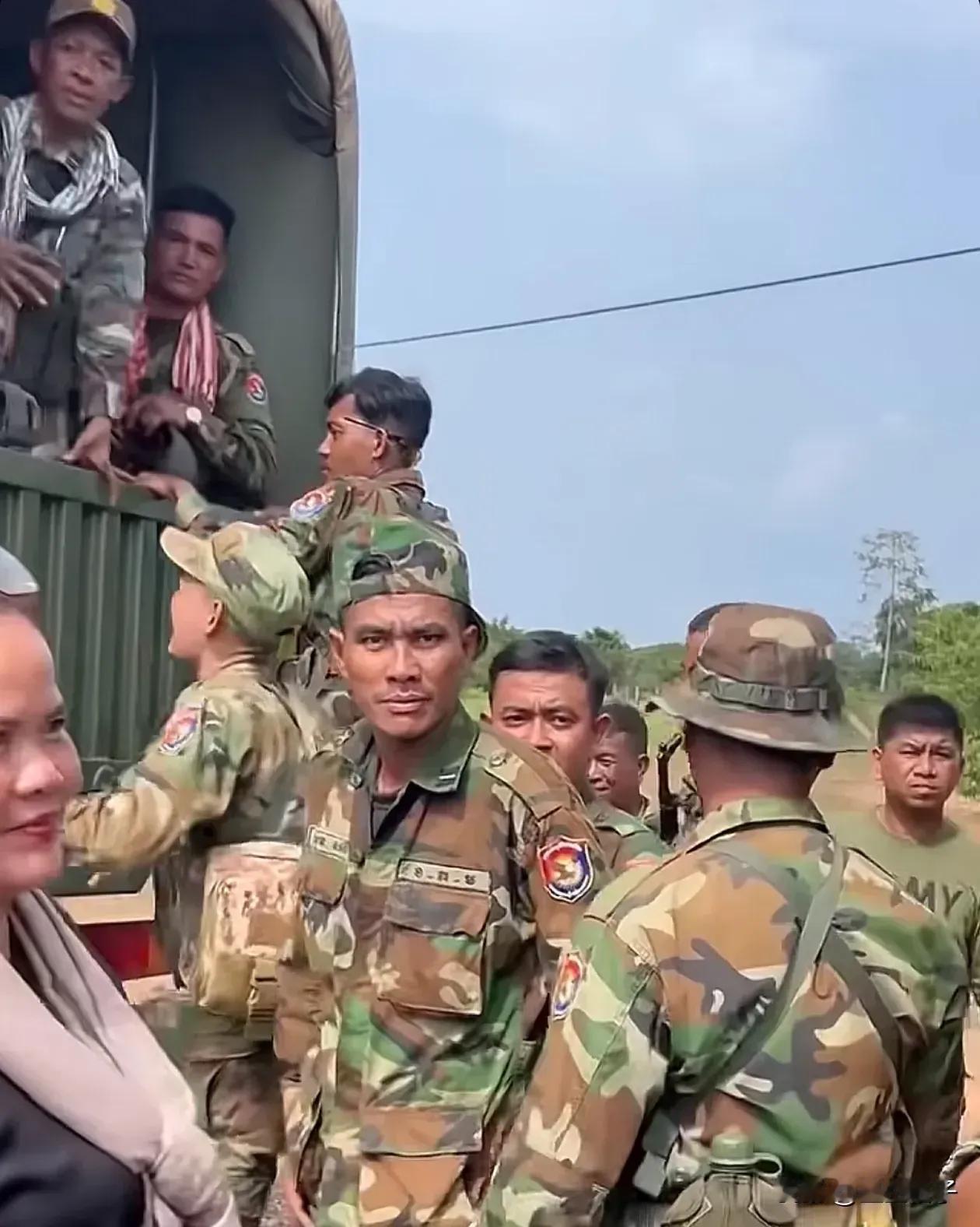 柬埔寨军人中老兵特别多，并且个个都不是善茬，从他们的脸部可以明显的地看出他们对泰