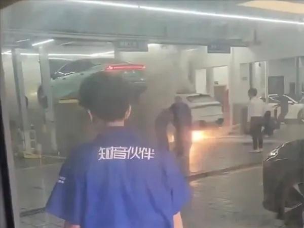 电动汽车修理也是个危险工种，应该和传统修理店有所区别，至少防火设备升级一下，维修