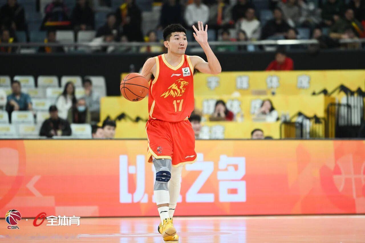 孙铭徽今天拿到13个助攻，他距离联赛历史助攻榜前三，越来越近了。cba