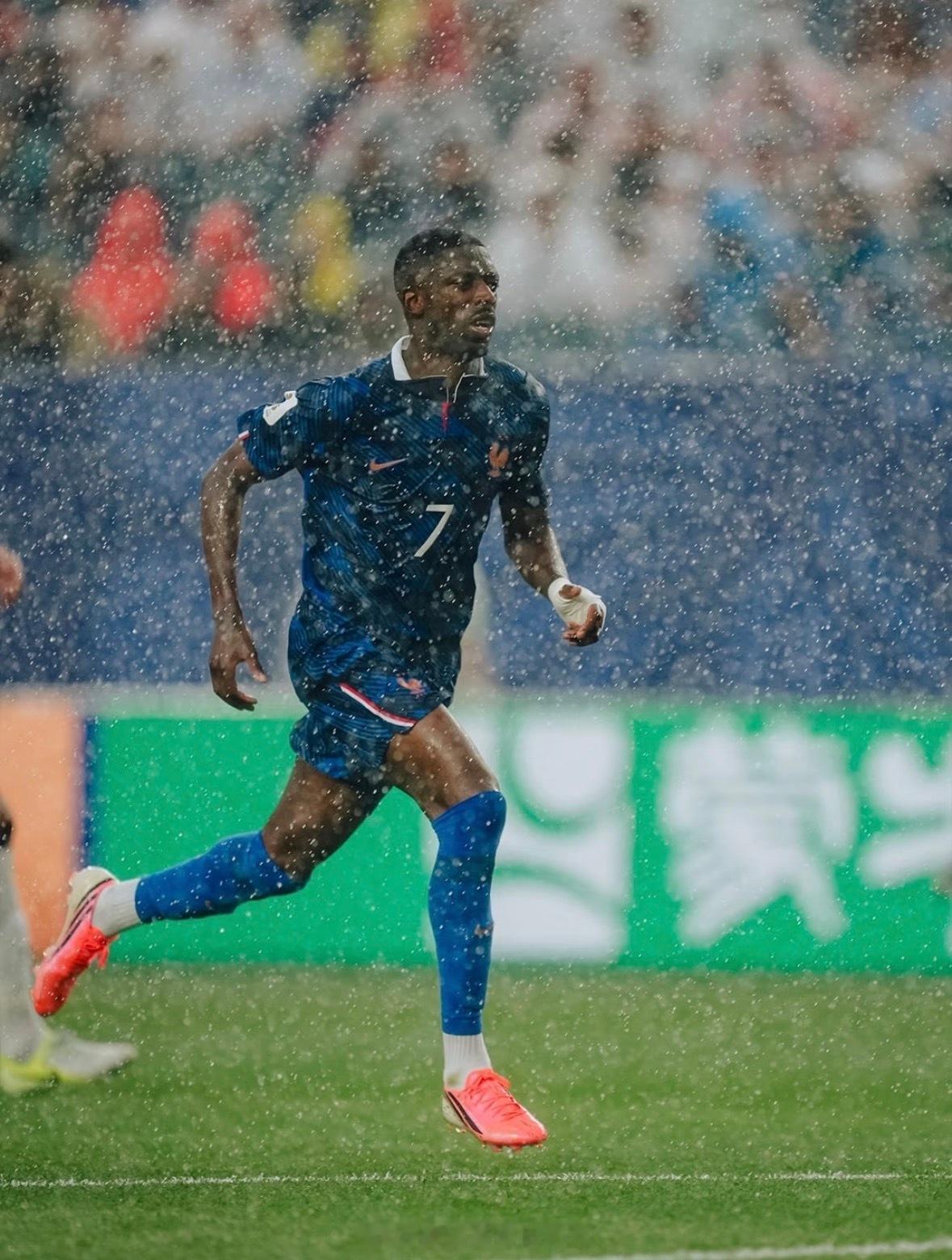 雨中的法国队🇫🇷💦我永远会记得18年金色的大雨。奥利塞法国球迷俱乐部世界杯