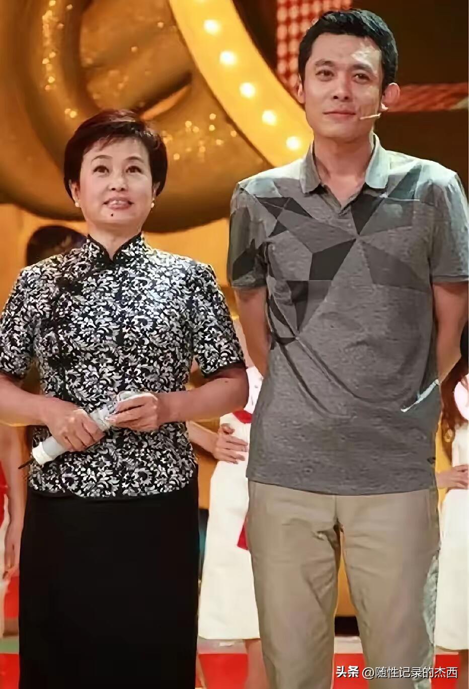 朱明瑛比年轻时候还漂亮，有气质，果然是山东出美女啊，不管是歌唱家，主持人还是演员