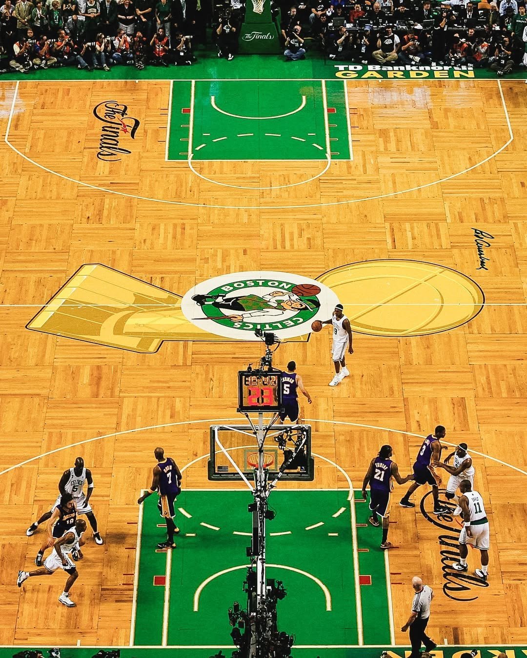 凯尔特人图库[超话] 总决赛话题：是否要让总决赛专属地板回归NBA？凯尔特人热爱