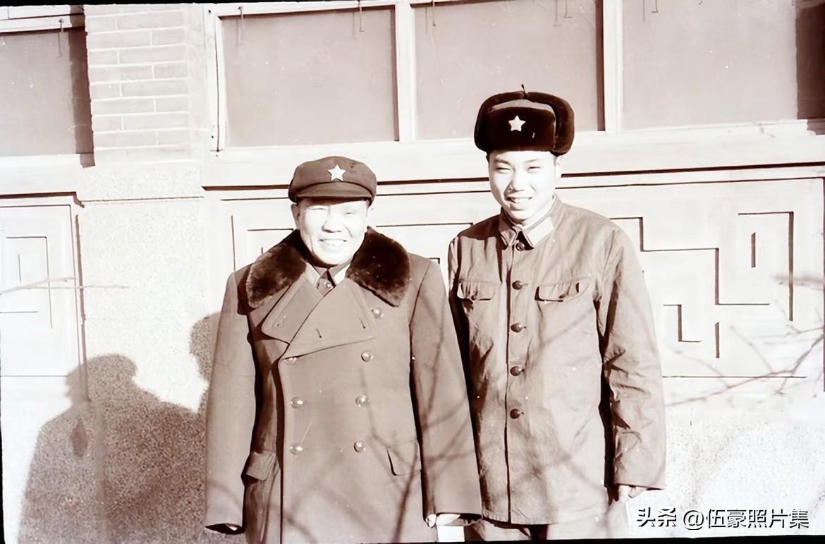 上世纪六十年代，朱良才将军（左）与小儿子朱新民在一起的合影。照片中的朱新民，后来