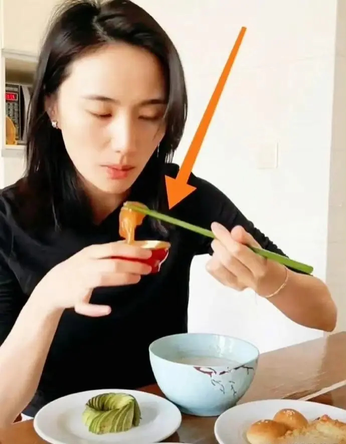 就算李亚鹏手头紧，也不会让老婆受委屈，瞧瞧这早餐，多丰盛啊！ 