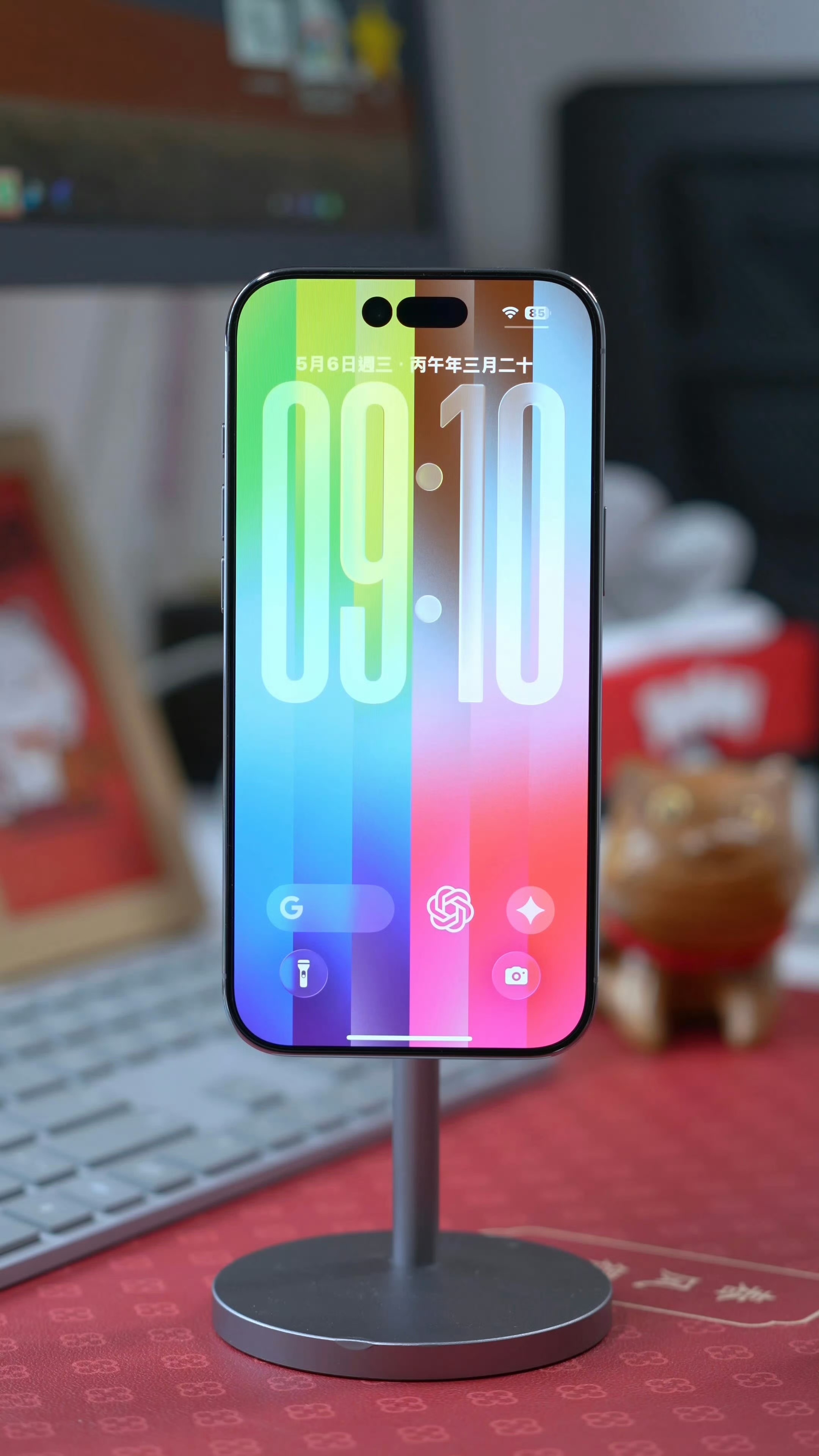 iOS 26.5这个彩虹壁纸好看，每次解锁色彩都不同，桌面图标也会跟着变色 