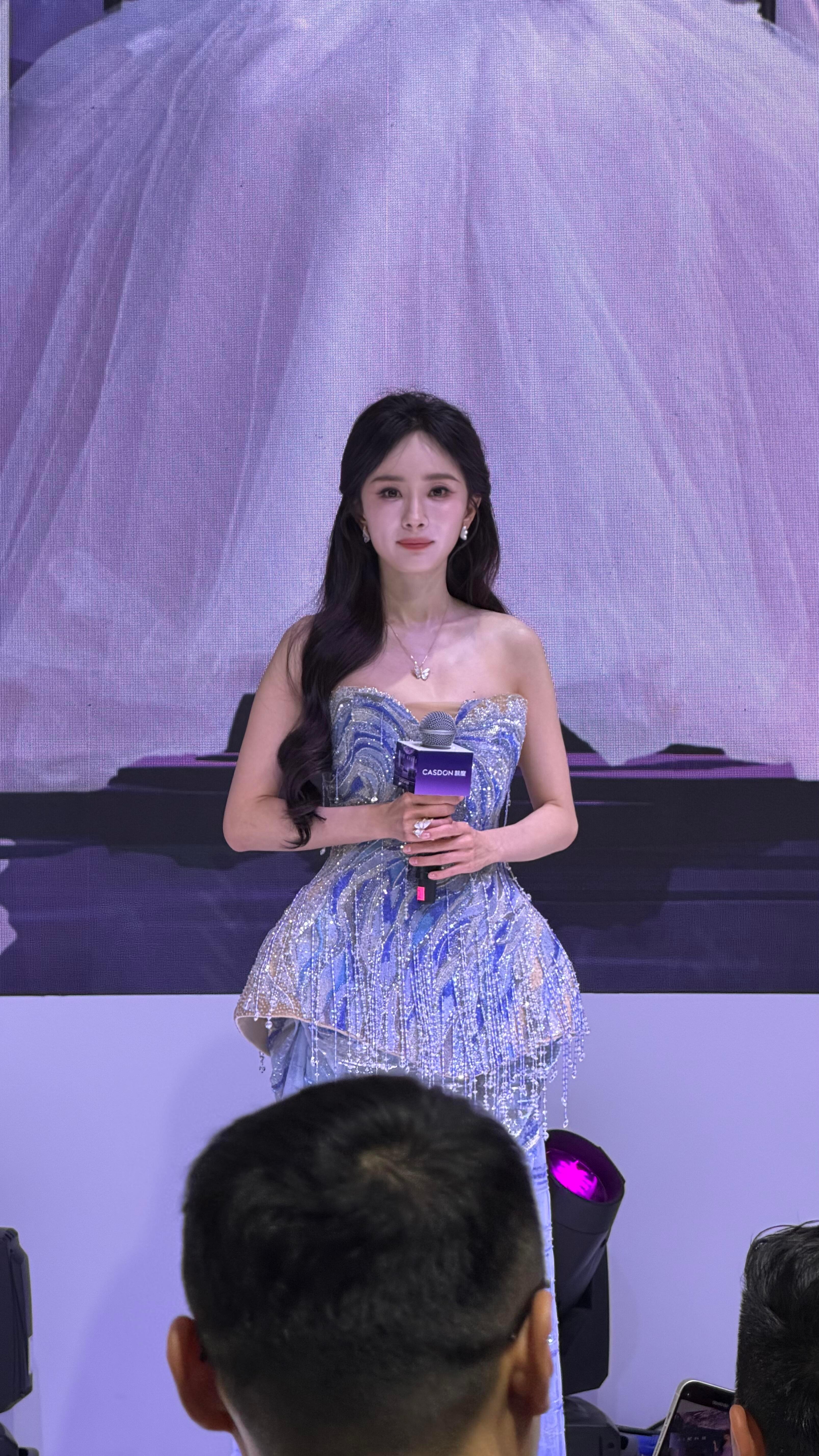 杨幂 x 出席𝘼𝙒𝙀活动生图·美神降临✨杨幂把海洋穿身上了YM杨幂的眼睛好