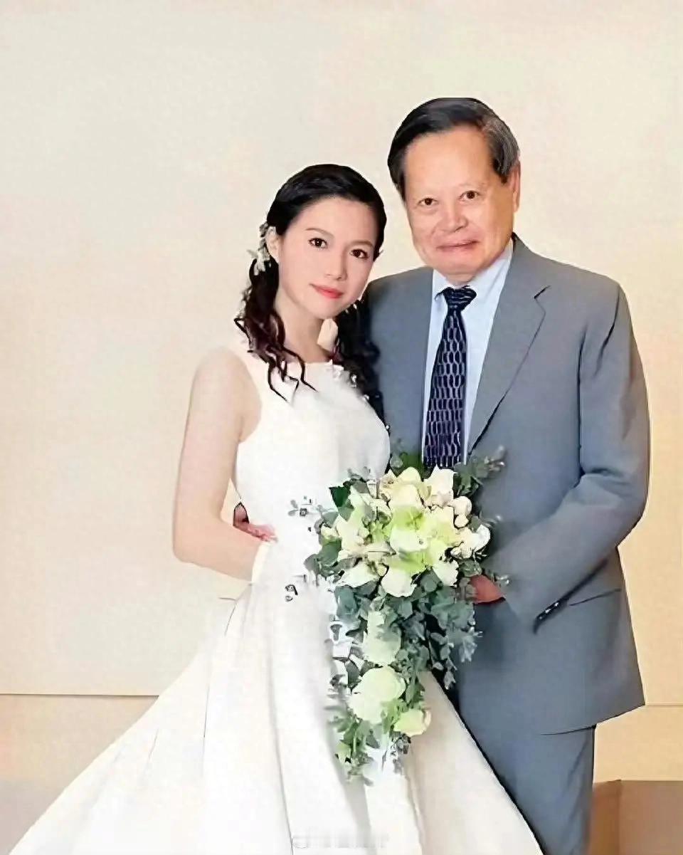 2004年，一则消息轰动华人世界！
岁月匆匆像一阵风,多少故事留下感动！