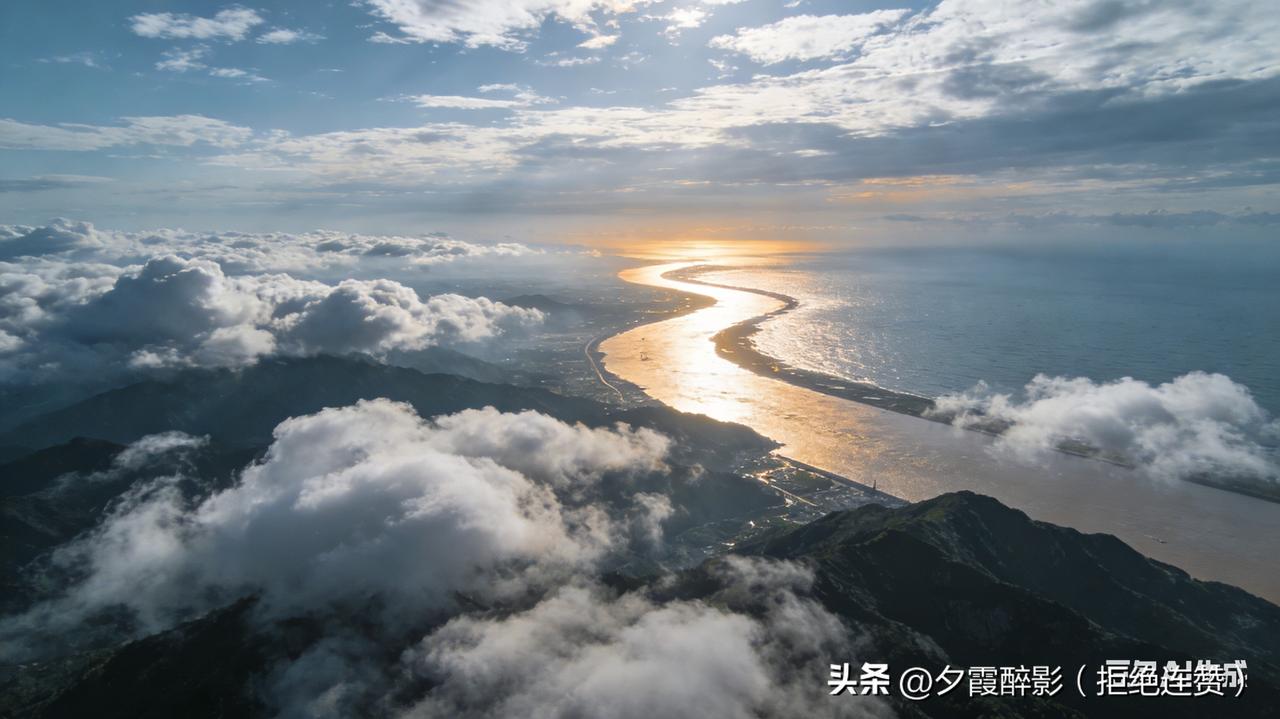 上联： 千层高山千层雾
下联： 万里长江万里春

气势开阔，以“万里”对“千层”