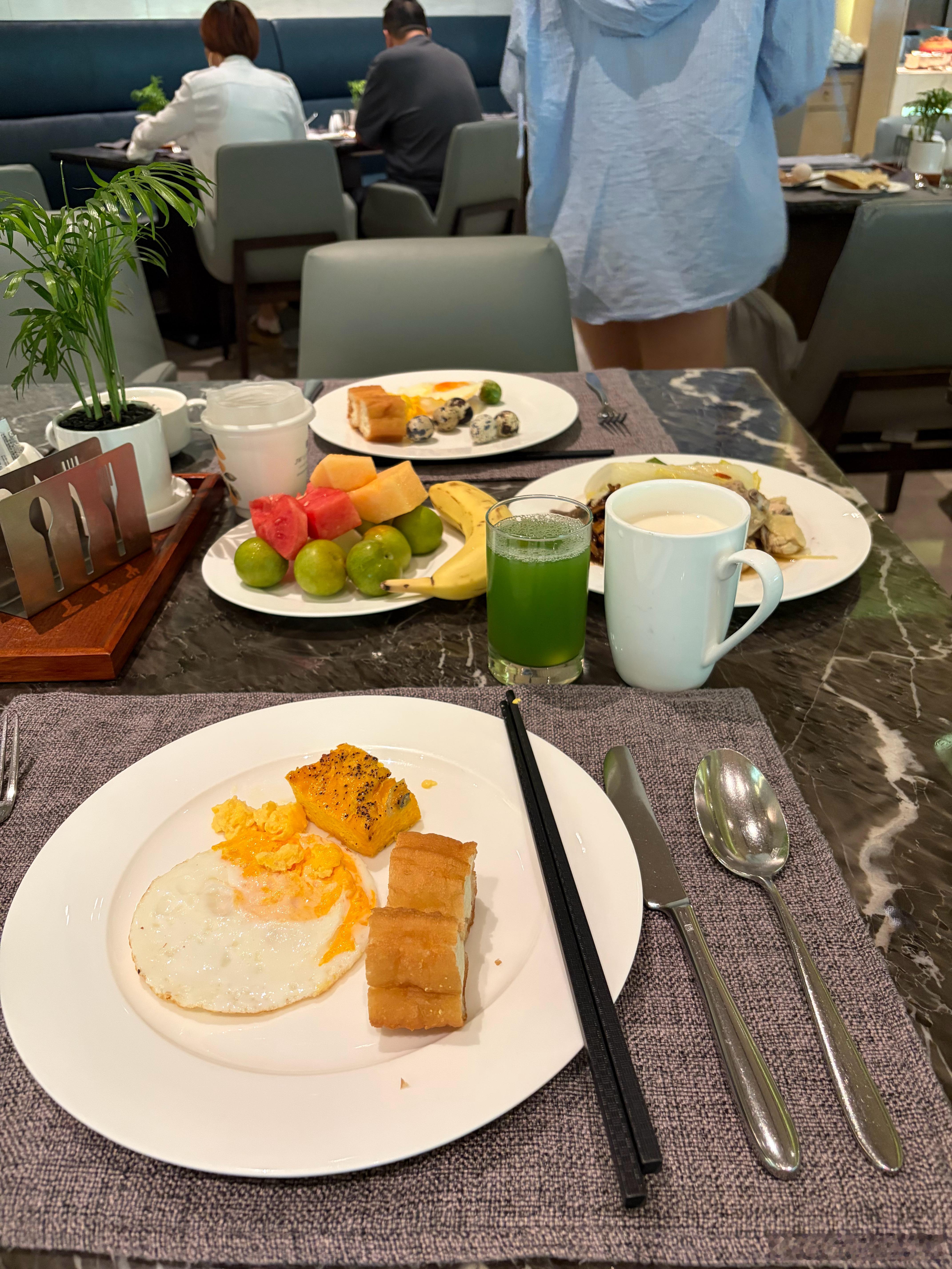 早餐差距更大…这一盘是我的。那三盘是她的。还有个馄饨，去拿了…