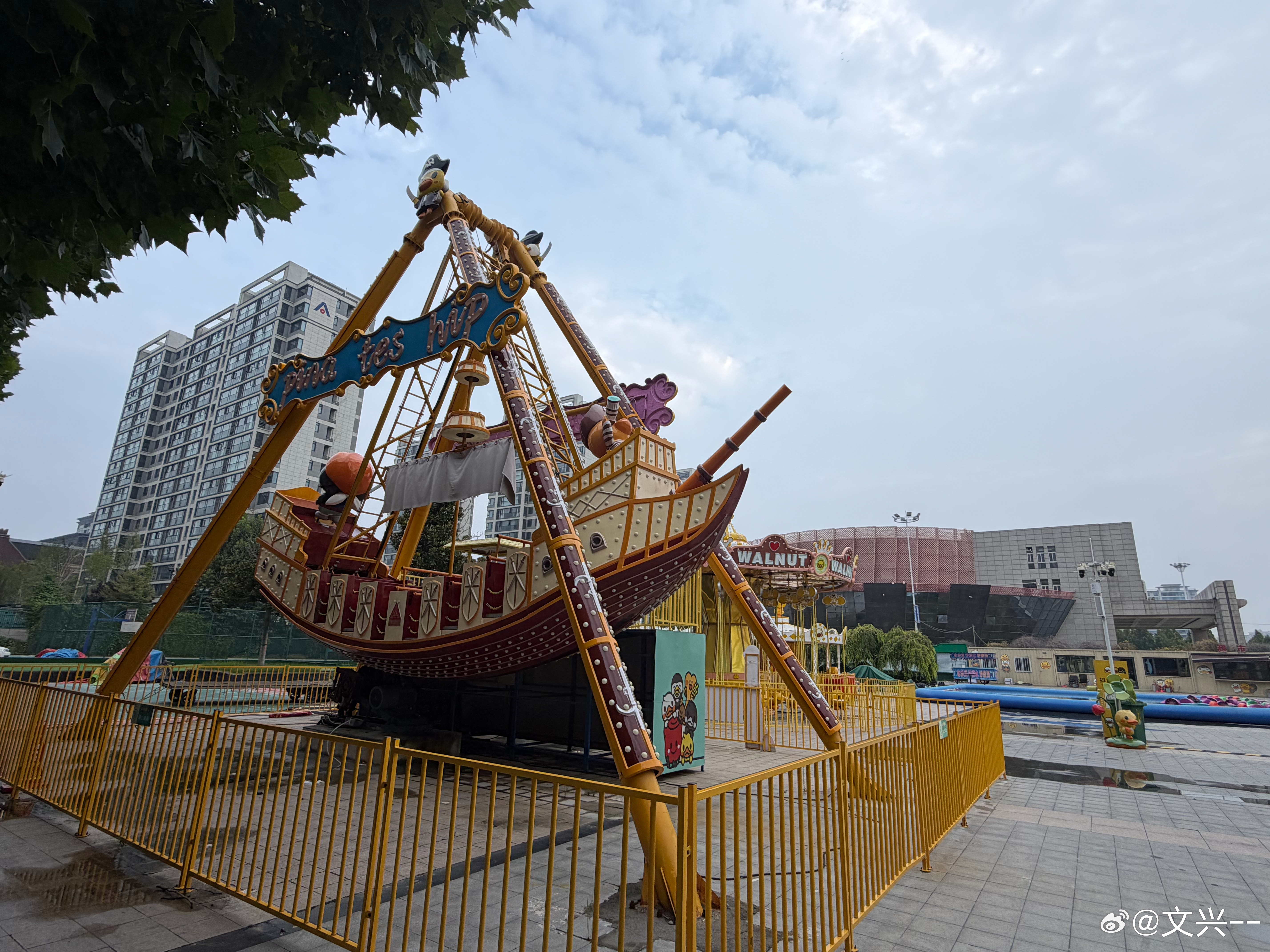 【兰考该有的都有】兰考音乐厅旁边的小黄鸭 开封·兰考中州华悦饭店
