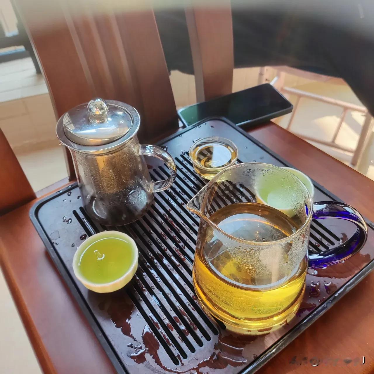 45岁的江西人老陈，在佛山过起了慢悠悠的日子。去年关了广州的店，全家搬到佛山后，