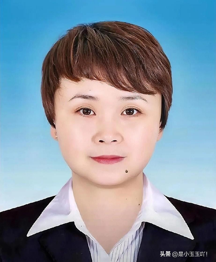 ​不扒不知道，一扒直接破防，

万万没想到，

张雪峰的助理万霞，居然是最早跟着