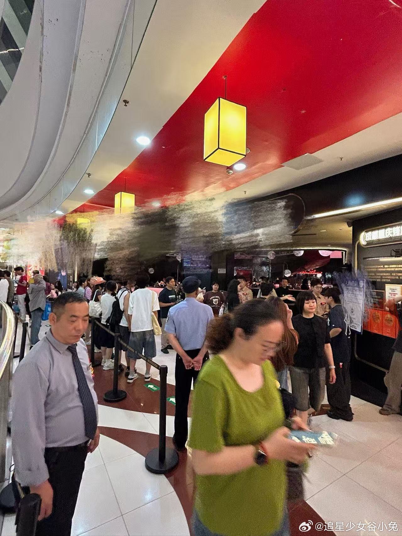 上海人排起队来有多夸张 烤鱼店还没营业，100多桌已经排出去了。 