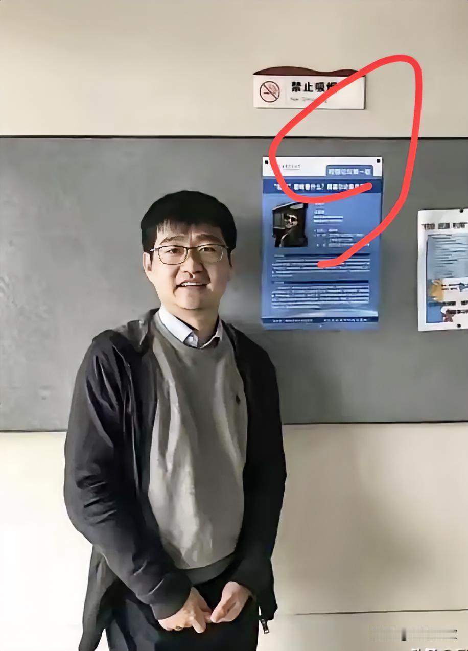 河北保定，32岁中学地理教师王嘉新，9月14日凌晨在朋友圈发完绝笔信后离世。
他