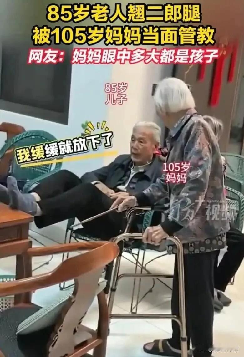 真幸福！福建一户人家里，一个头发花白、看起来八九十岁的老爷子，随性地靠在椅背上，