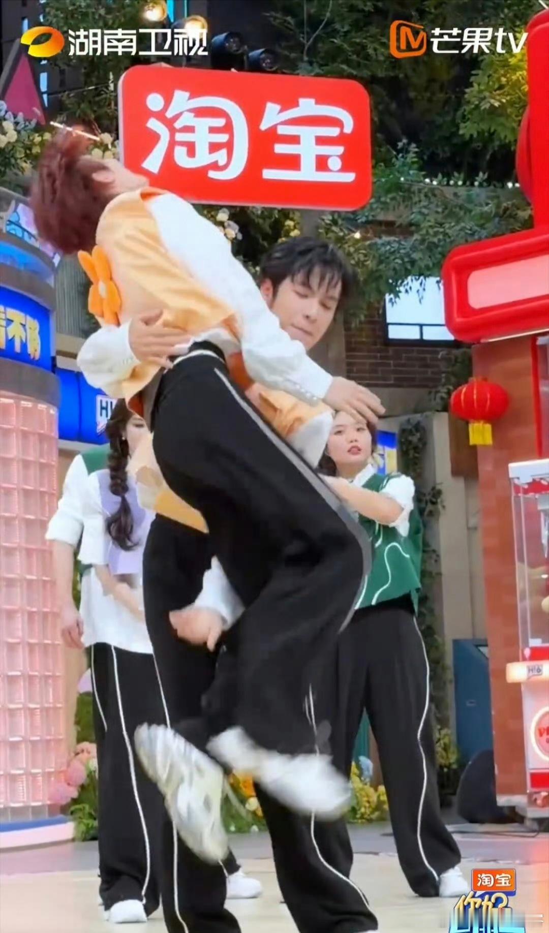 张颜齐公主抱丁程鑫丁程鑫张颜齐兄弟抱了不止一下你好星期六 不止一下！这反复的公主