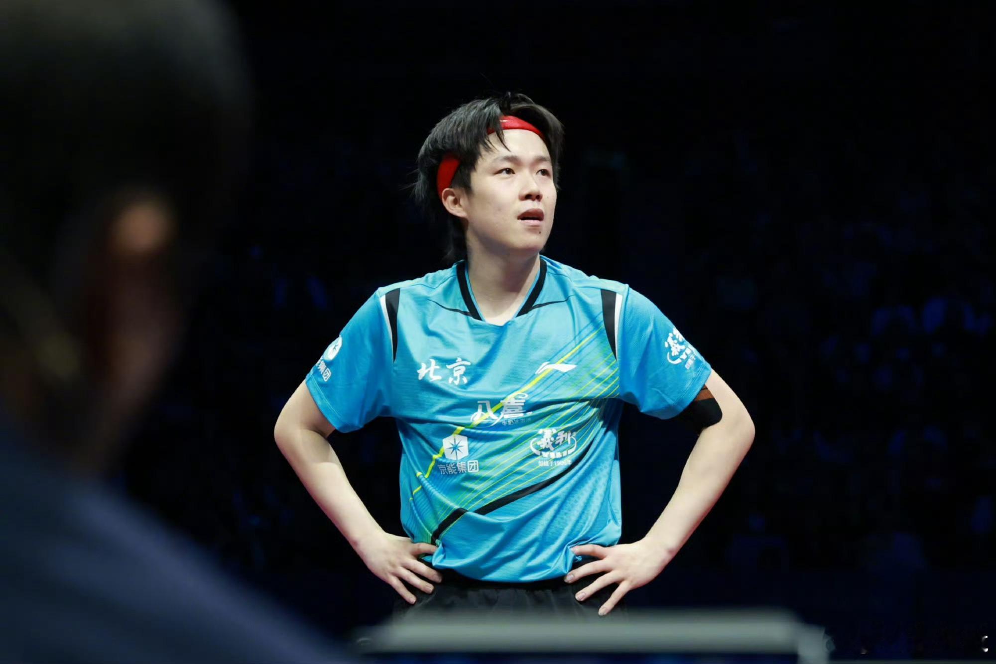 把最棒的掌声送给这个小伙子，拿到了这枚宝贵的男团金牌，这是陪老大哥光辉的一战，我