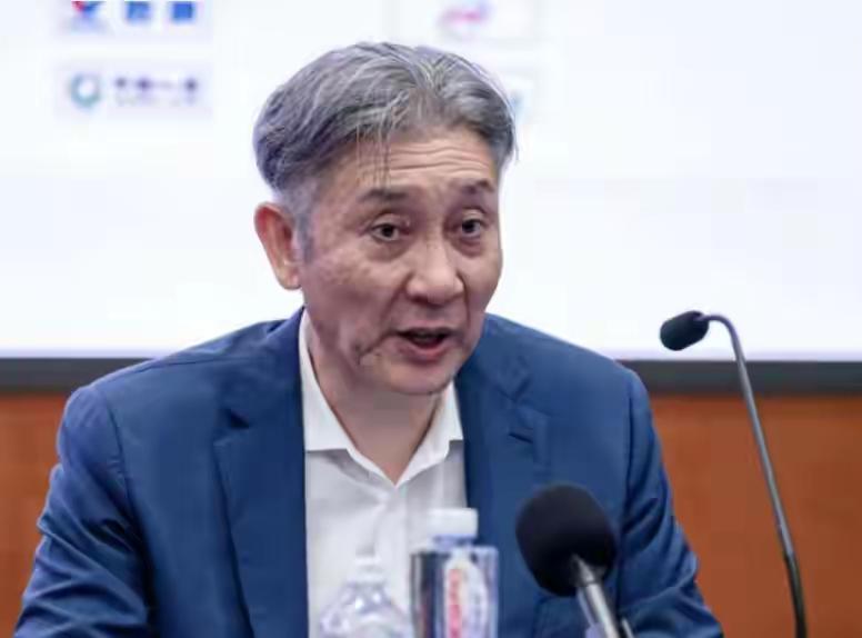 昨晚深圳队主场击败浙江广厦，将大比分扳成一比二，拒绝淘汰。赛后主教练郑永刚接受采