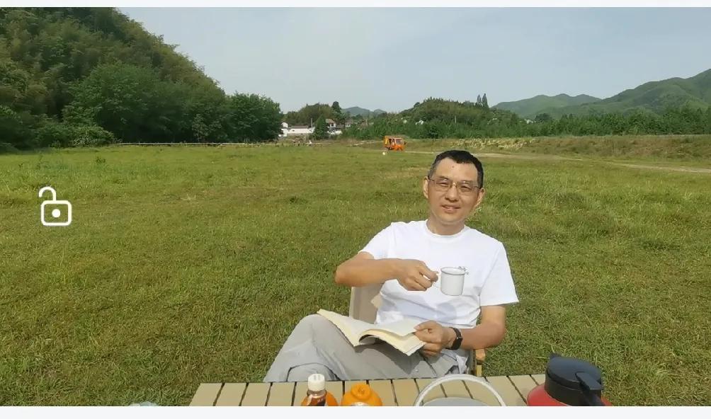 老手说股：（3）
今天在露营地呆坐了一个上午，临近中午就到附近的村庄去转转，这个
